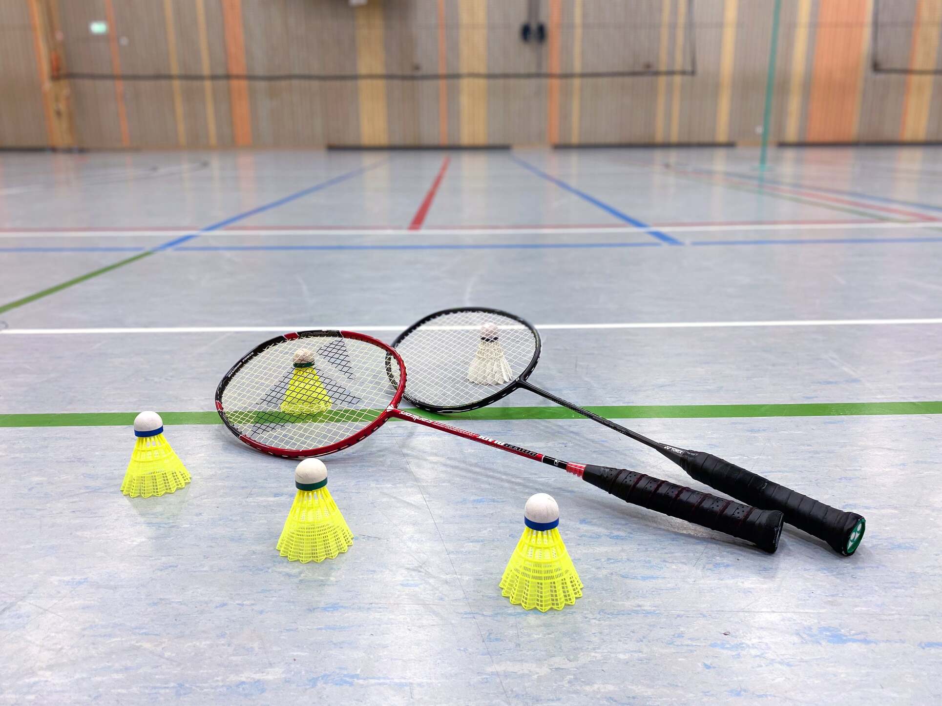 Badminton Schläger auf dem Hallenboden